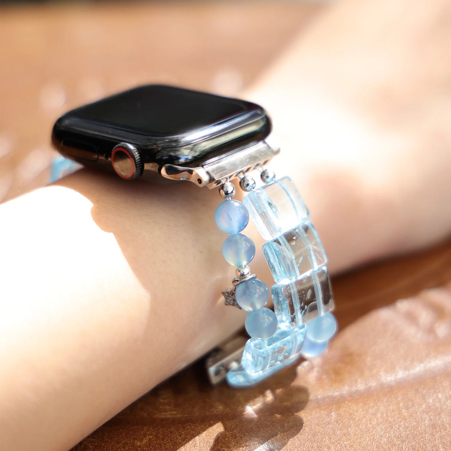 أوديت - سوار ساعة أبل مزدوج الخيوط مصنوع يدويًا من حجر الأمازونيت ولؤلؤ سواروفسكي