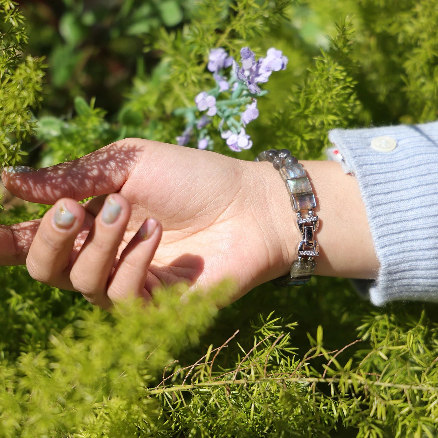 أوديت - سوار ساعة أبل مزدوج الخيوط مصنوع يدويًا من حجر الأمازونيت ولؤلؤ سواروفسكي