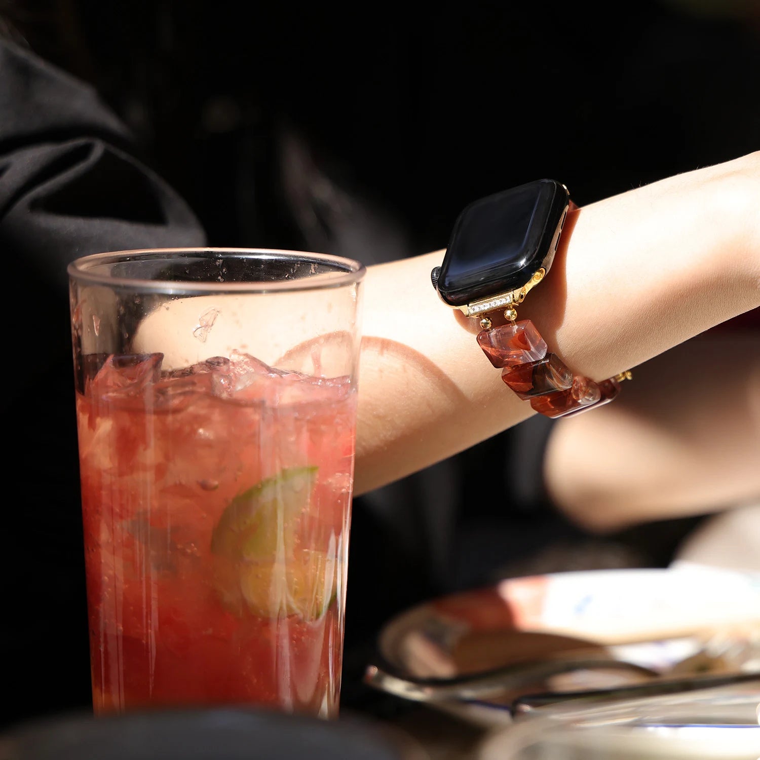 أوديت - سوار ساعة أبل مزدوج الخيوط مصنوع يدويًا من حجر الأمازونيت ولؤلؤ سواروفسكي