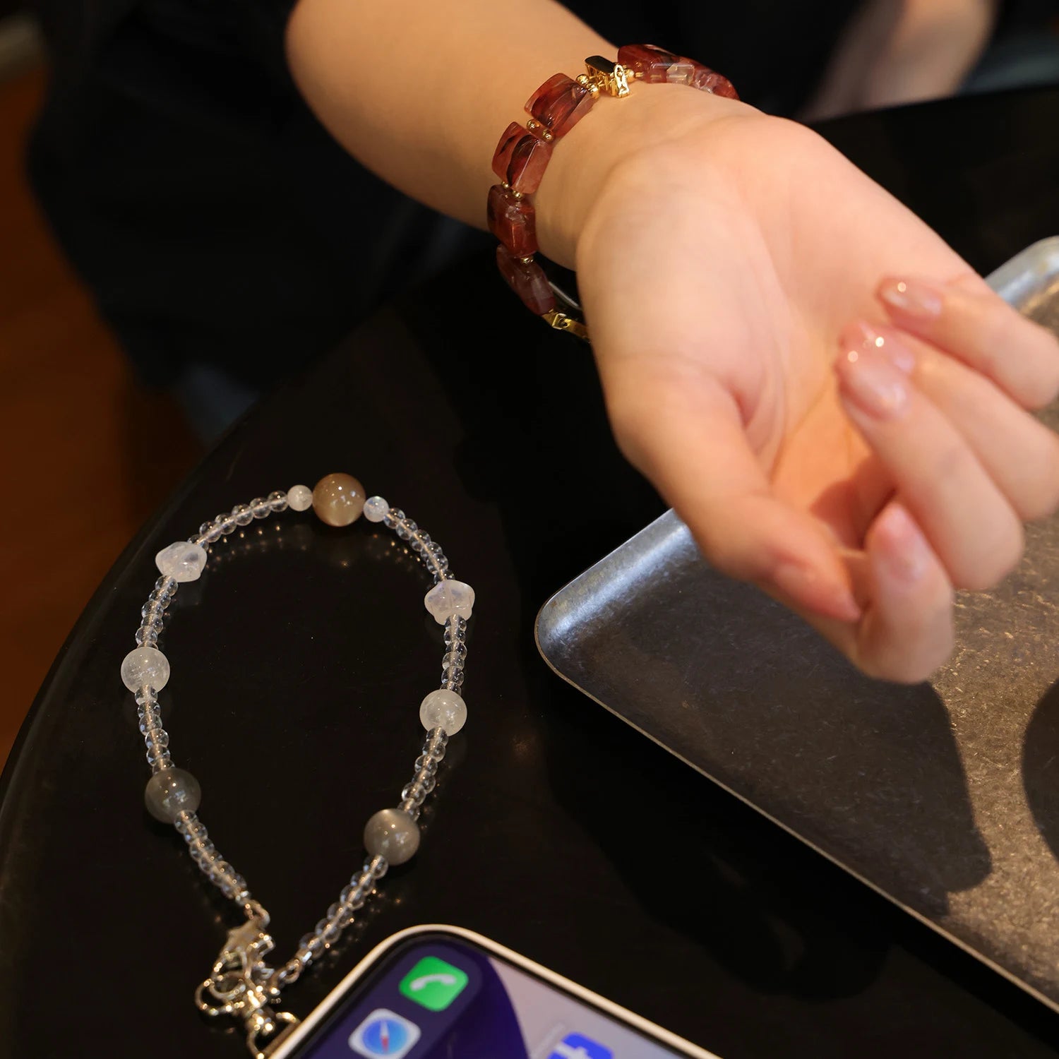 أوديت - سوار ساعة أبل مزدوج الخيوط مصنوع يدويًا من حجر الأمازونيت ولؤلؤ سواروفسكي