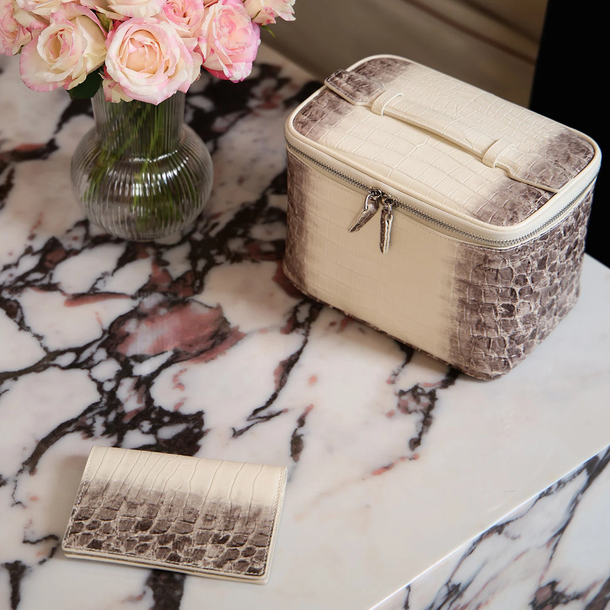 Cyrene Portefeuille – Croc-Embossed Leather Passport Holder