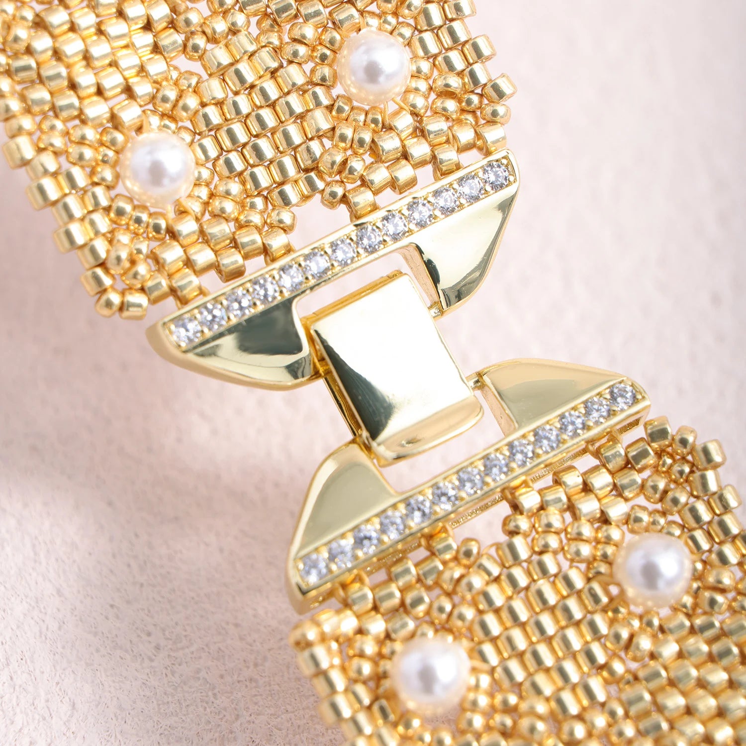 أنطوانيت – سوار ساعة أبل مصنوع يدويًا من لؤلؤ سواروفسكي وكريستال