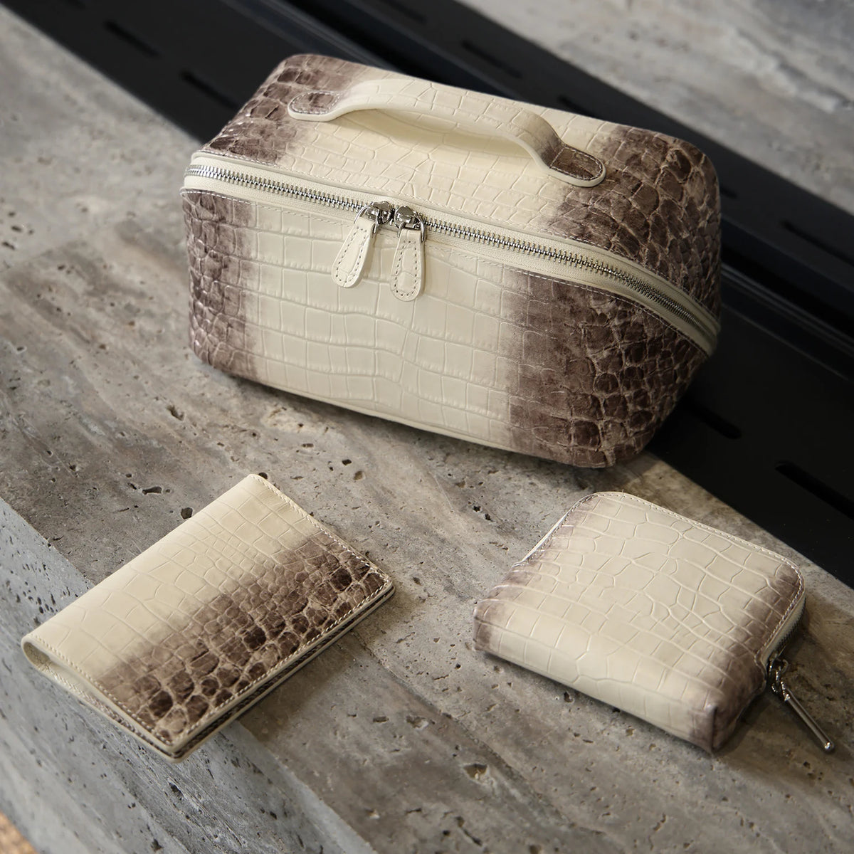 Cyrene Portefeuille – Croc-Embossed Leather Passport Holder