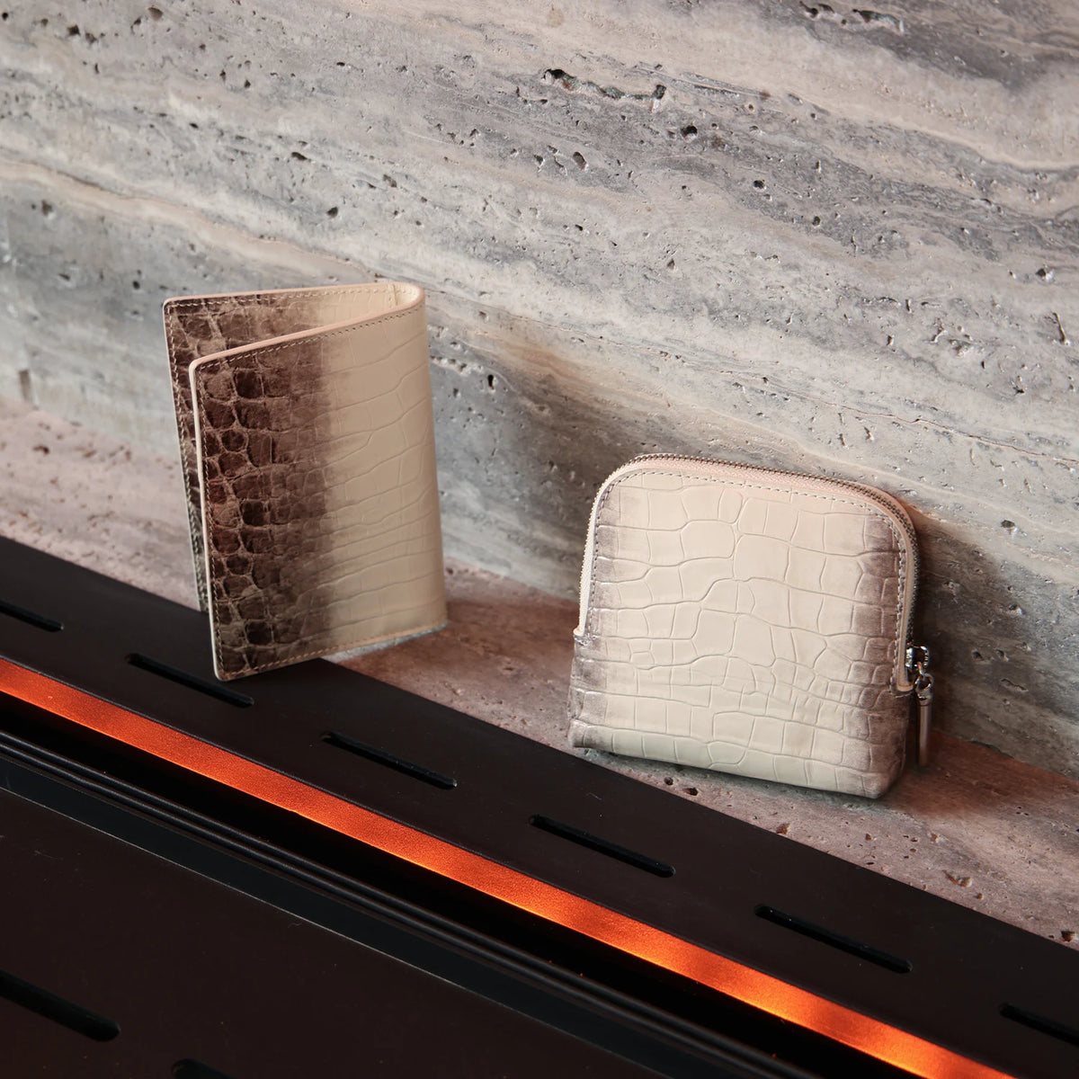 Cyrene Portefeuille – Croc-Embossed Leather Passport Holder